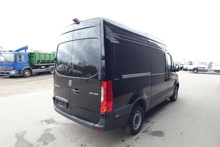 Sort Mercedes Sprinter 317 fra 2025