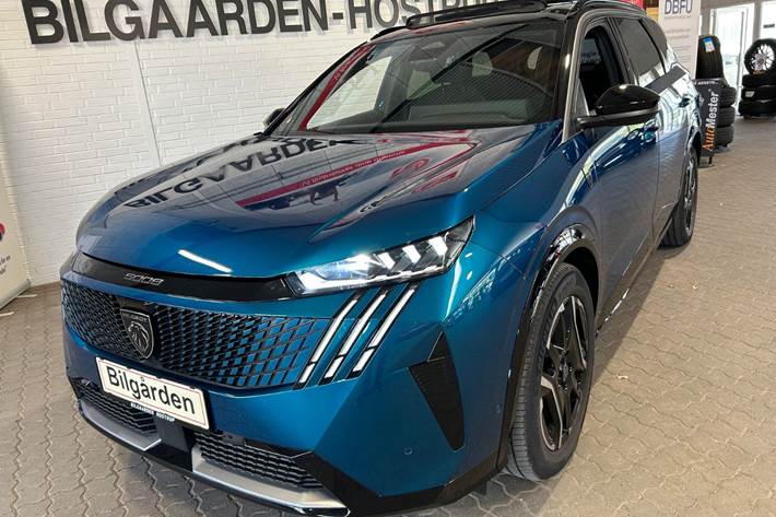 Blå Peugeot e-5008 fra 2025 set udefra
