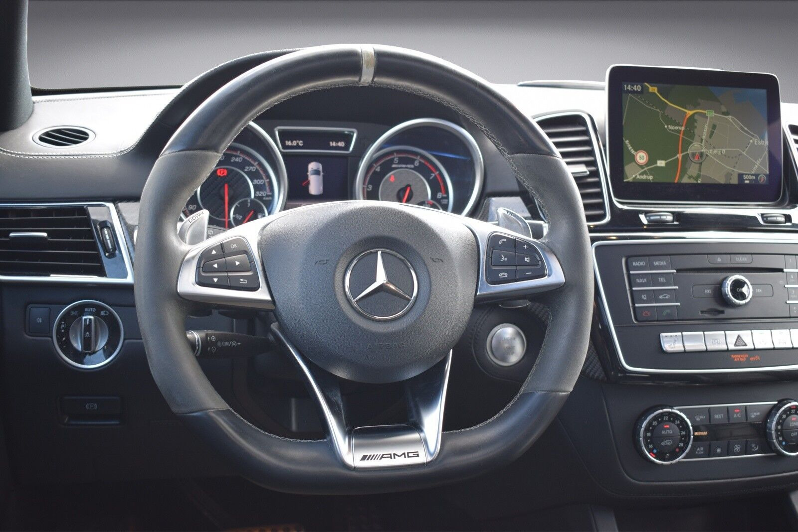 Grå Mercedes GLE63 AMG S fra 2017 set indefra