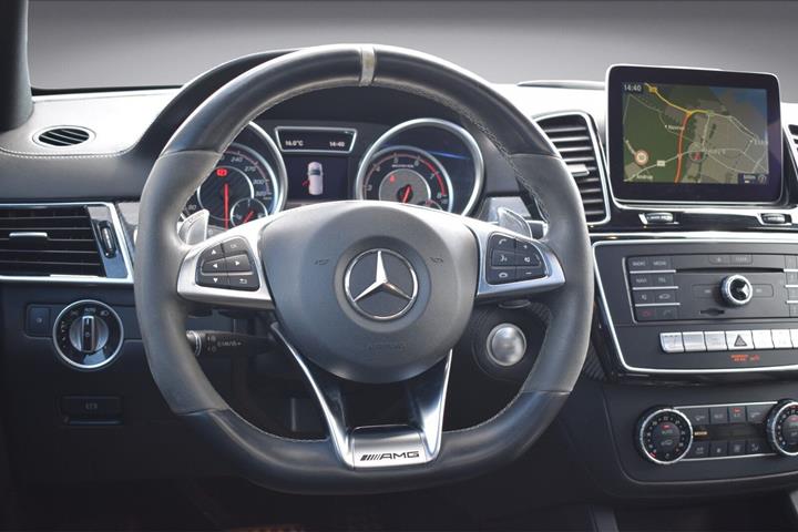 Grå Mercedes GLE63 AMG S fra 2017 set indefra