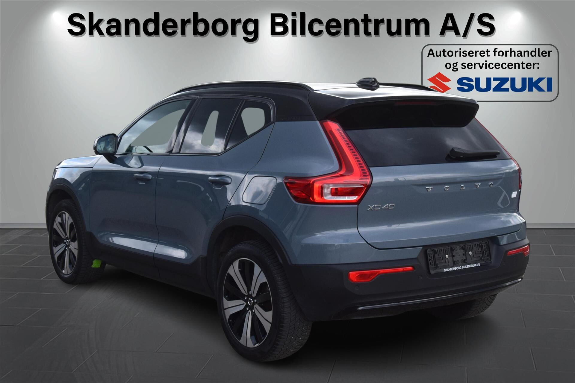 Grå Volvo XC40 fra 2023