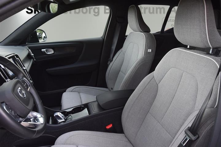 Grå Volvo XC40 fra 2023