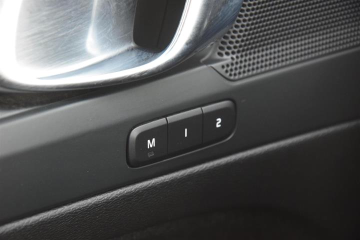 Grå Volvo XC40 fra 2023