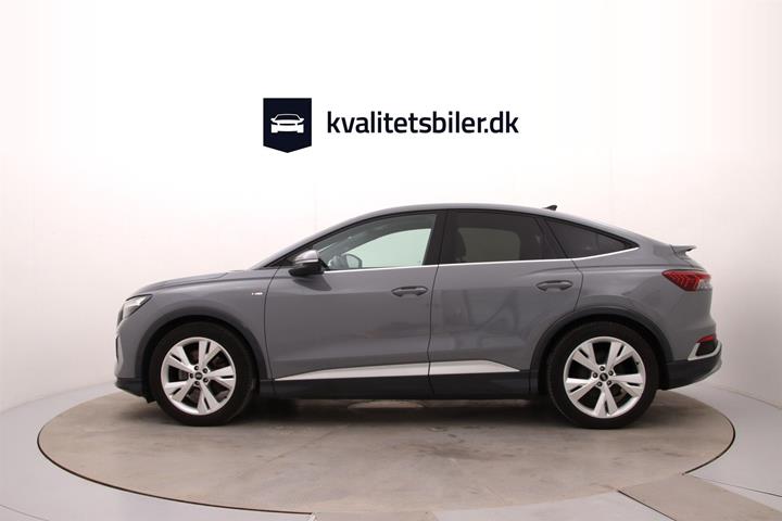 Blå Audi Q4 fra 2023