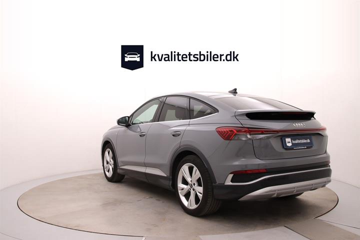 Blå Audi Q4 fra 2023