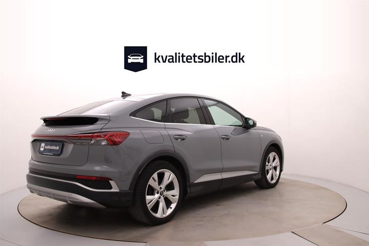 Blå Audi Q4 fra 2023