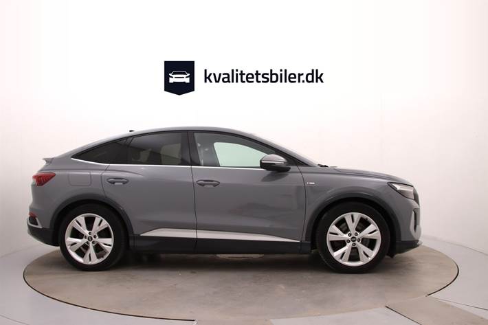 Blå Audi Q4 fra 2023