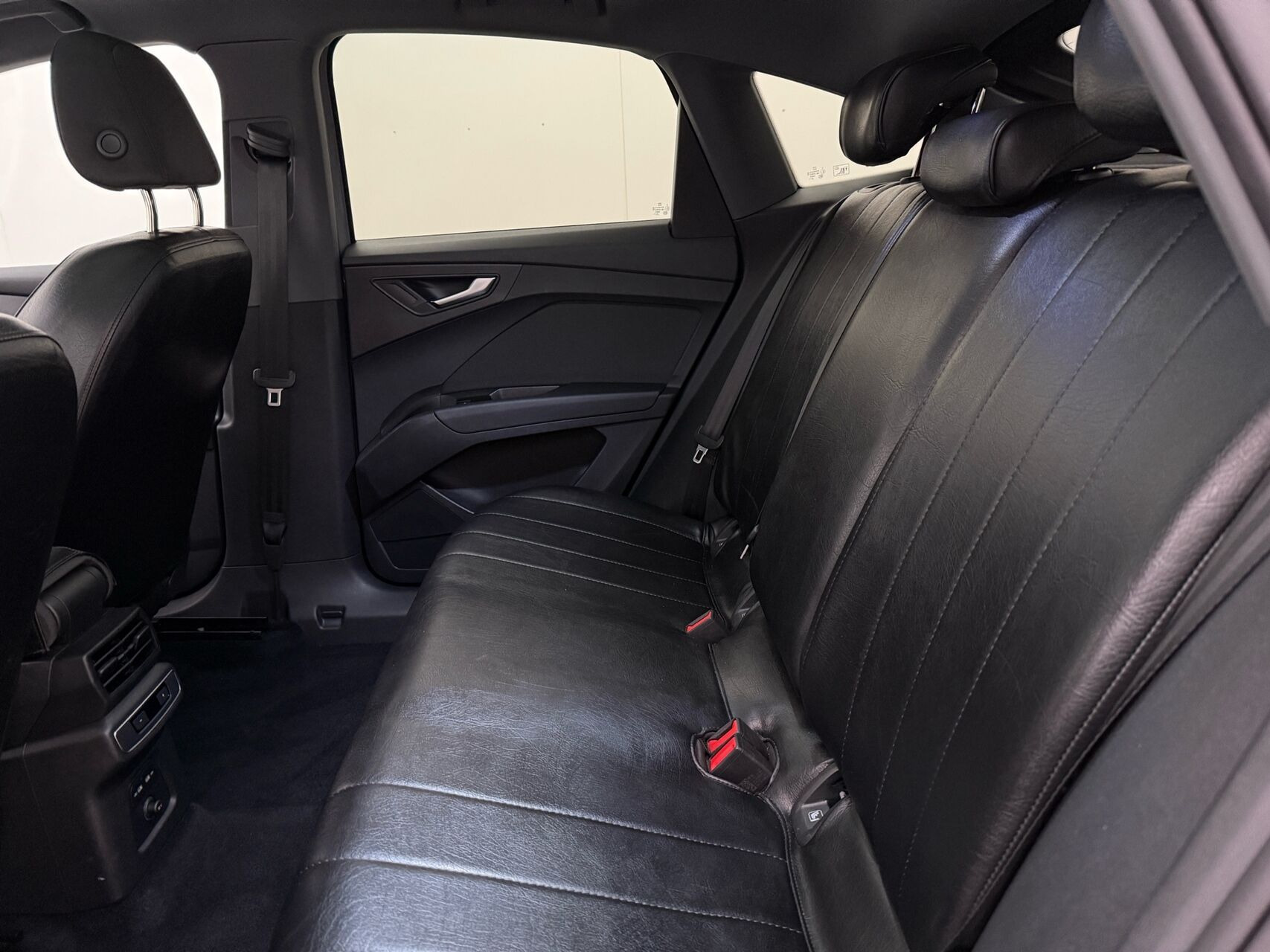 Blå Audi Q4 fra 2023