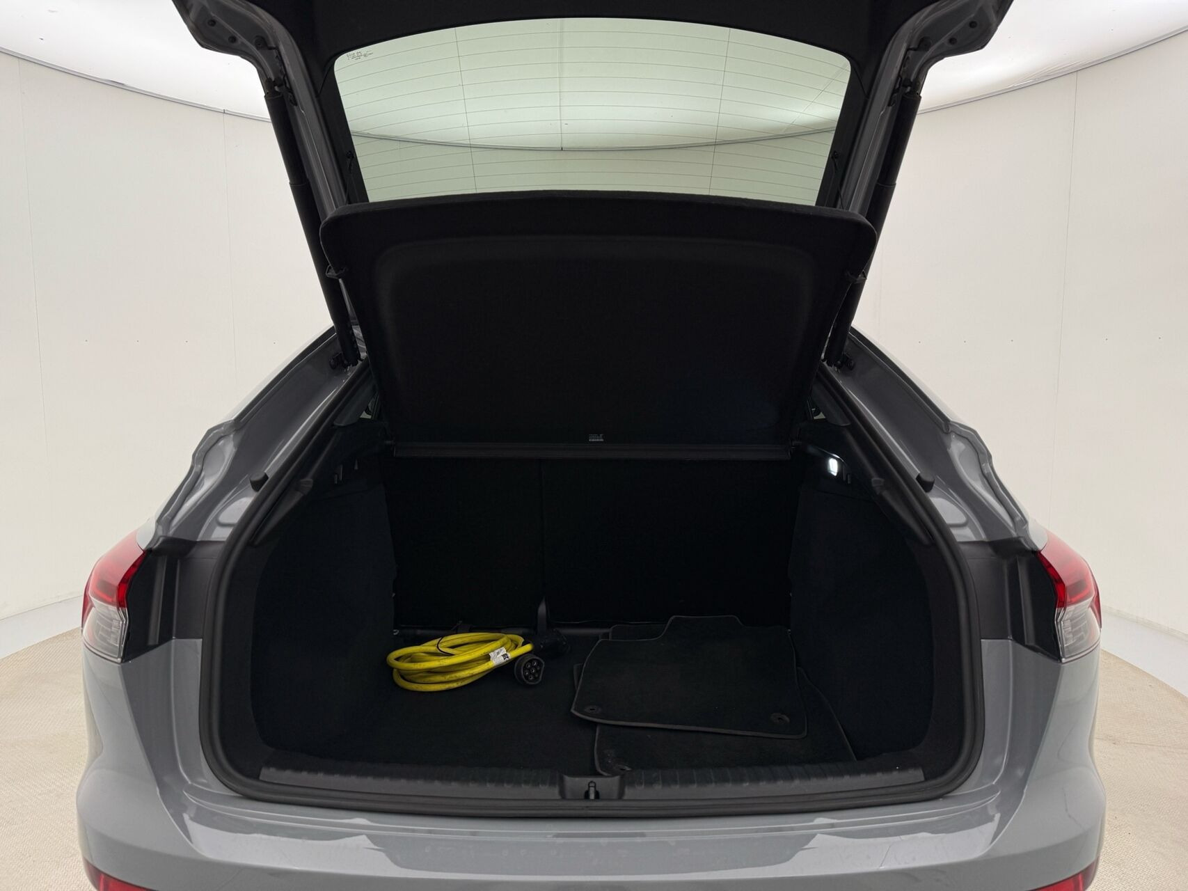 Blå Audi Q4 fra 2023