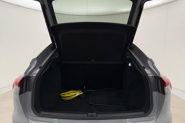 Blå Audi Q4 fra 2023