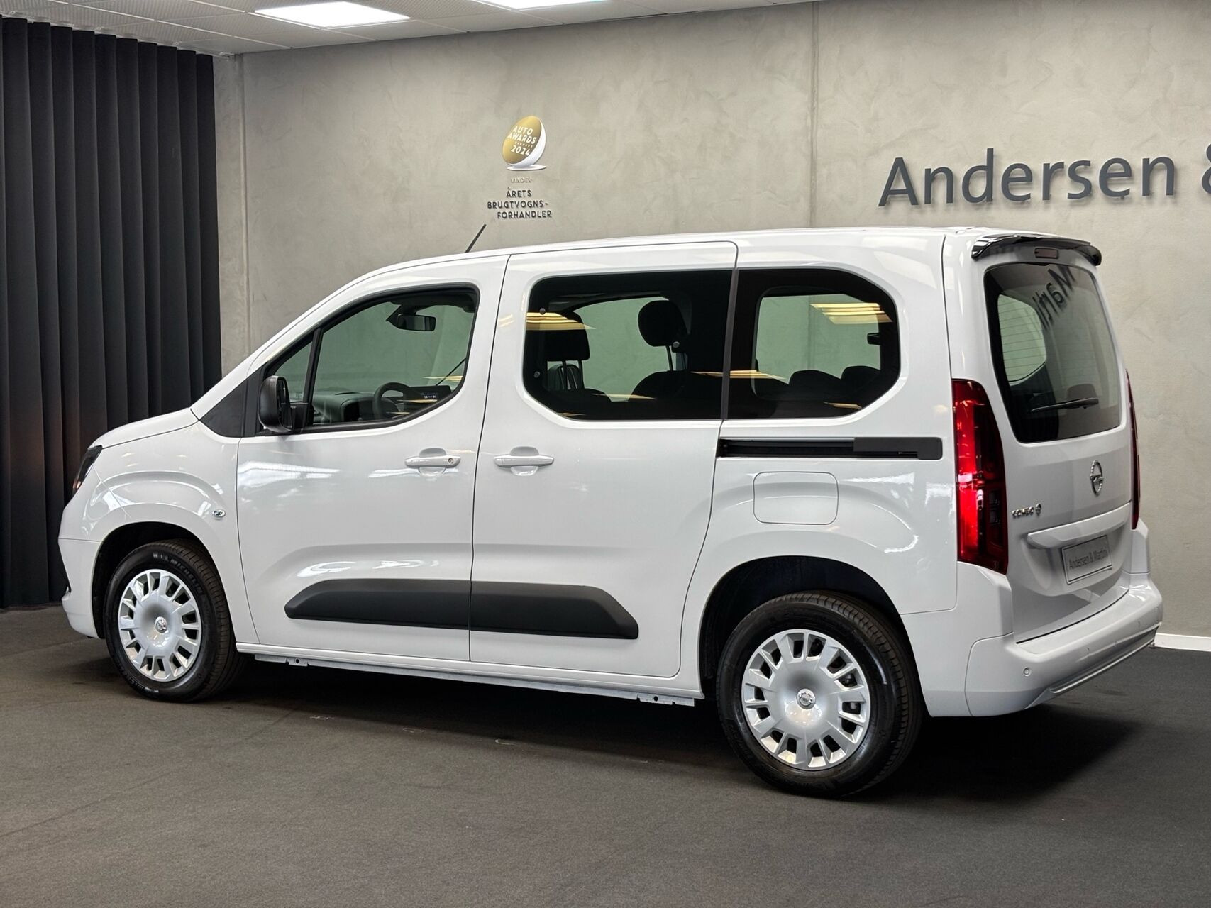 Hvid Opel Combo-e Life fra 2025