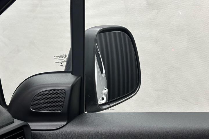 Hvid Opel Combo-e Life fra 2025