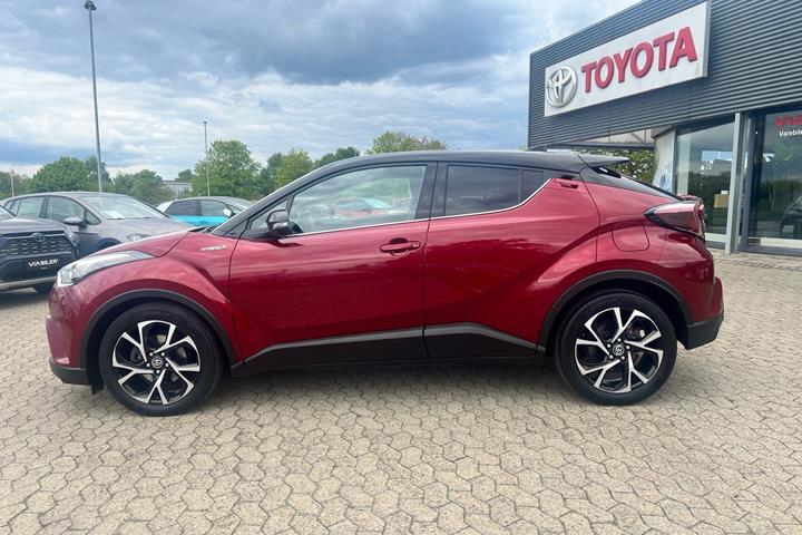 Rød Toyota C-HR fra 2018