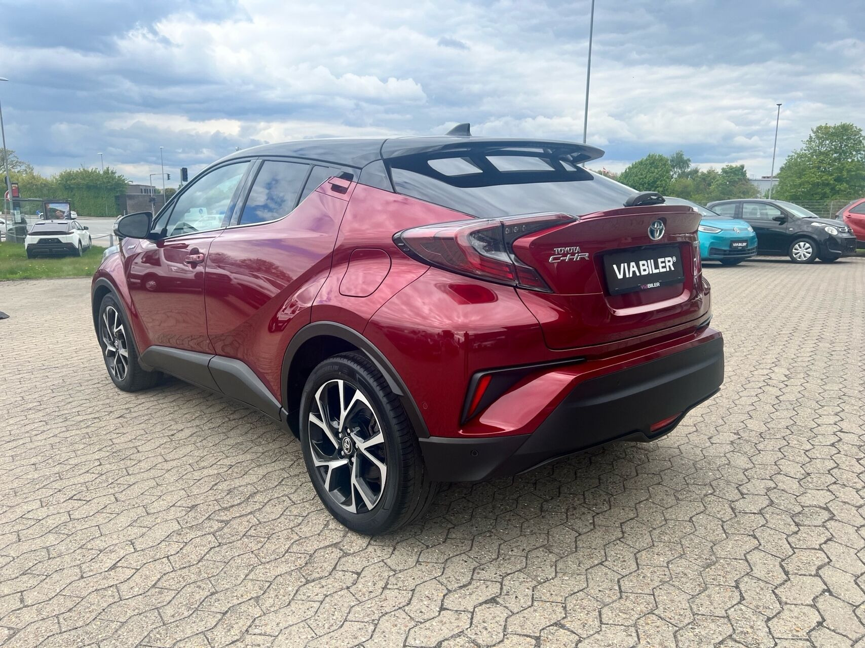 Rød Toyota C-HR fra 2018