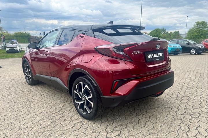Rød Toyota C-HR fra 2018