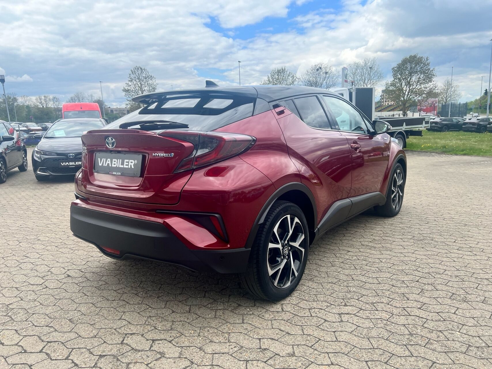 Rød Toyota C-HR fra 2018