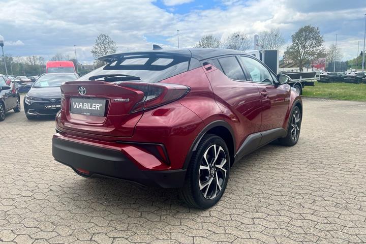 Rød Toyota C-HR fra 2018