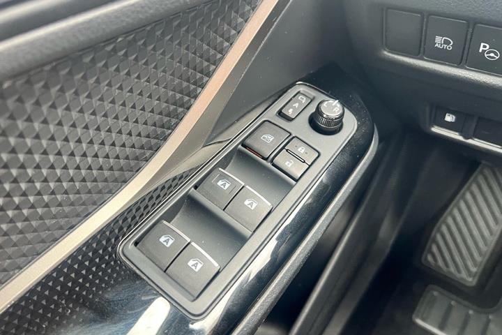 Rød Toyota C-HR fra 2018