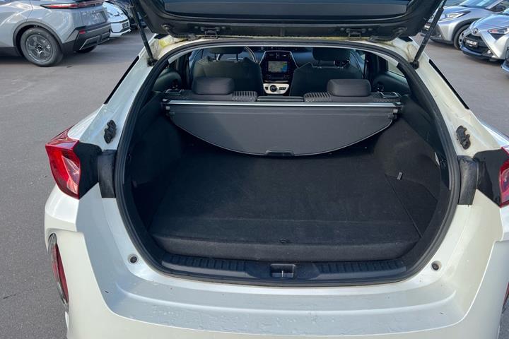 Hvid Toyota Prius Plug-in fra 2018