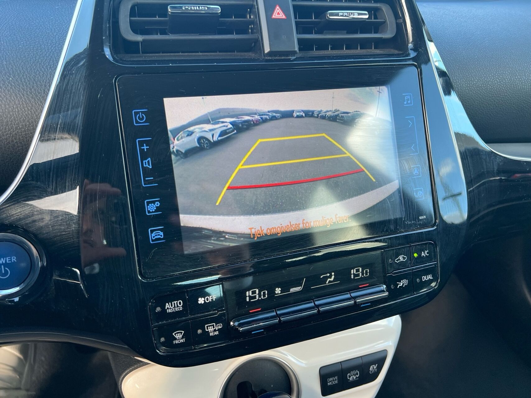 Hvid Toyota Prius Plug-in fra 2018