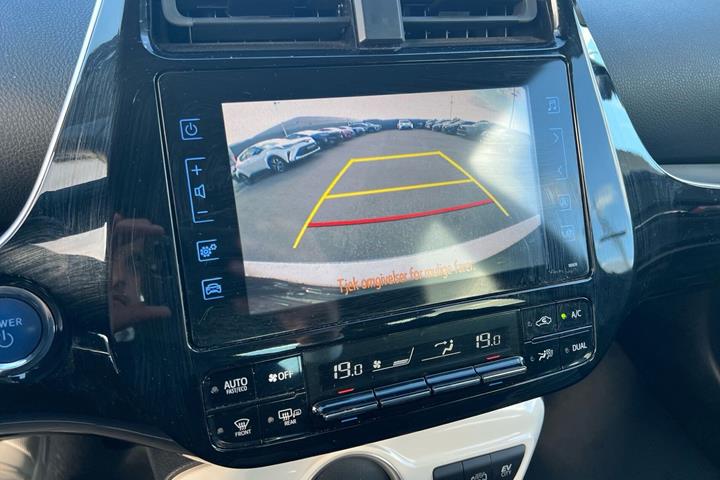 Hvid Toyota Prius Plug-in fra 2018