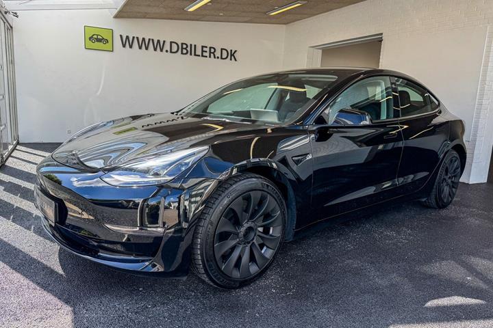 Sort Tesla Model 3 fra 2023 set udefra