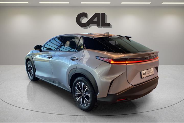 Sølv Lexus RZ fra 2025
