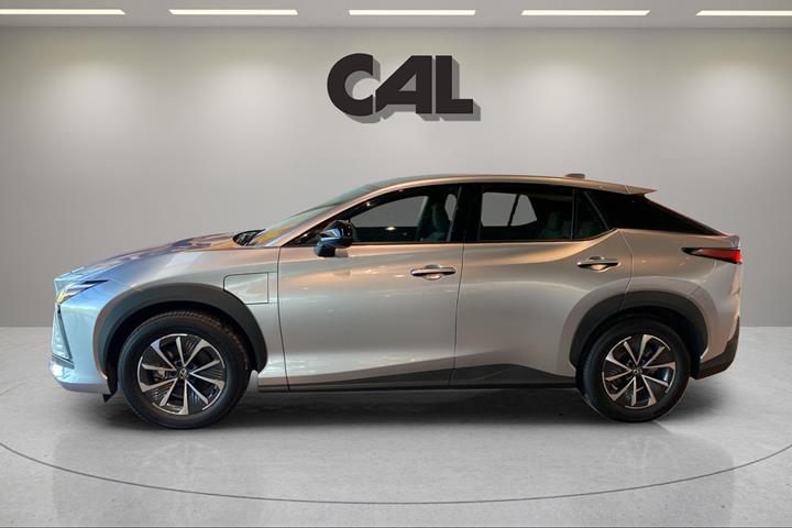 Sølv Lexus RZ fra 2025