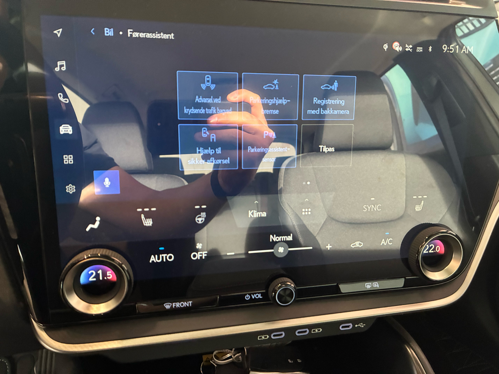 Sølv Lexus RZ fra 2025