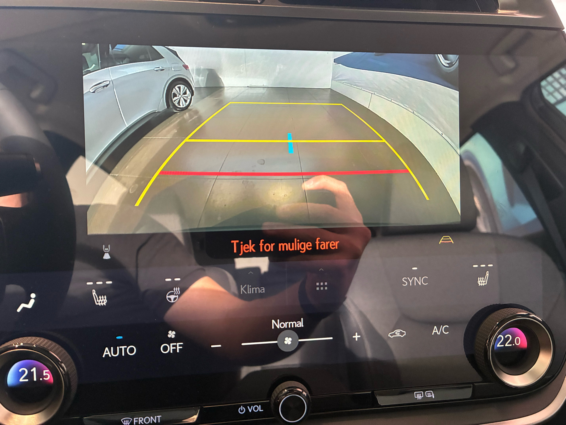 Sølv Lexus RZ fra 2025