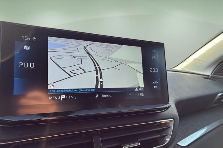 Grå Peugeot 3008 fra 2023