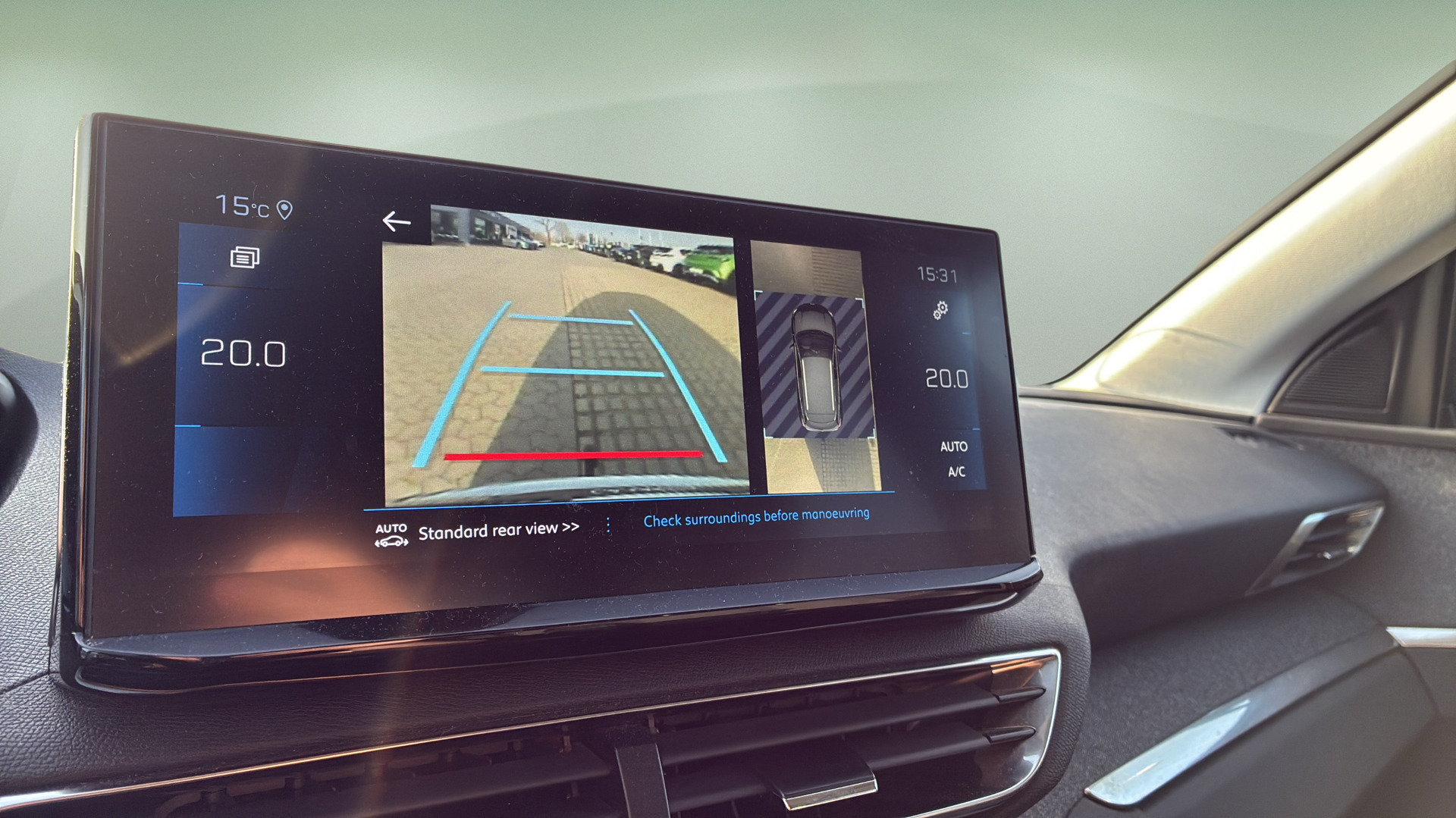 Grå Peugeot 3008 fra 2023