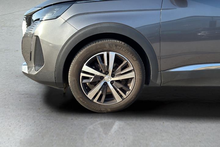 Grå Peugeot 3008 fra 2023