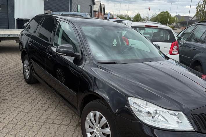 Sort Skoda Octavia fra 2012