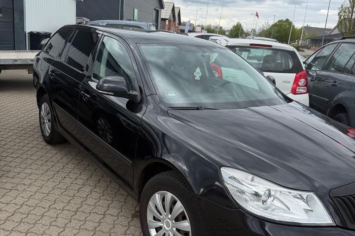 Sort Skoda Octavia fra 2012