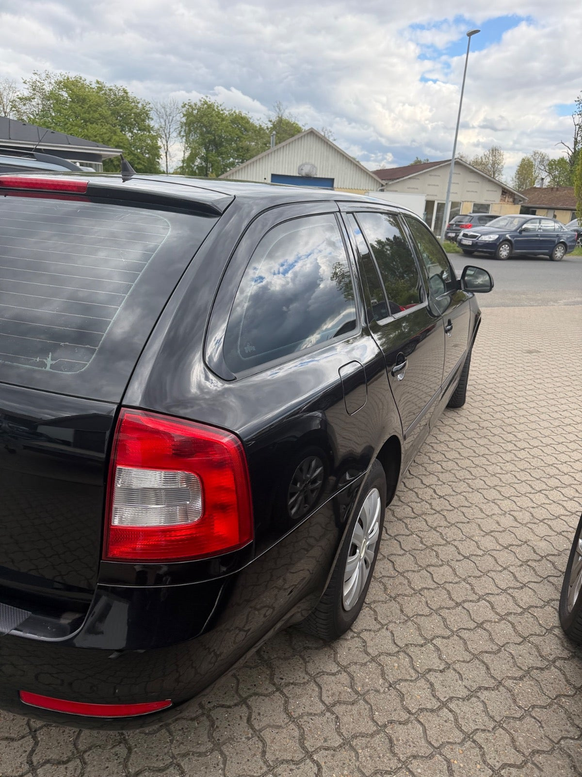 Sort Skoda Octavia fra 2012