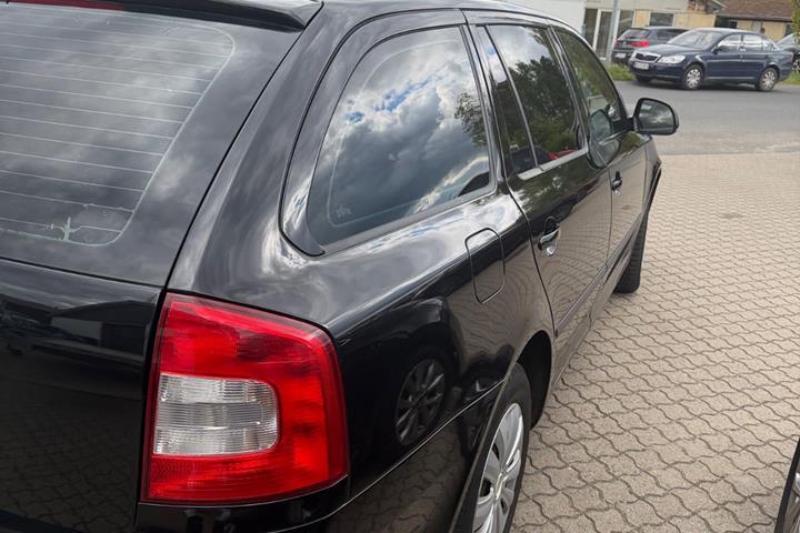 Sort Skoda Octavia fra 2012