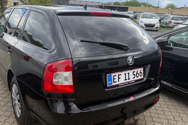 Sort Skoda Octavia fra 2012