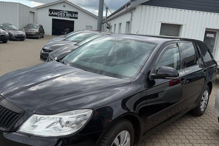 Sort Skoda Octavia fra 2012