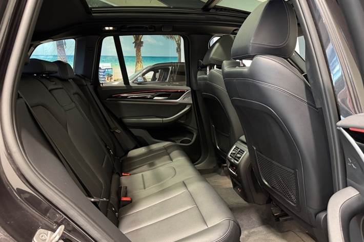 Grå BMW iX3 fra 2022
