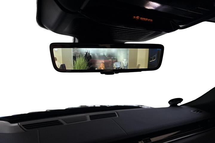 Grå Land Rover Range Rover sport fra 2023
