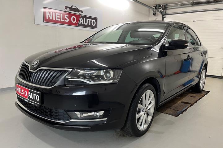 Sort Skoda Rapid fra 2017 set udefra