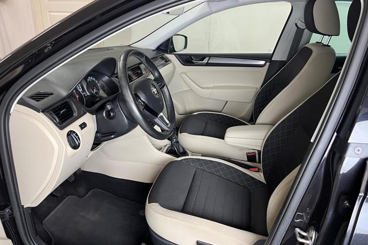 Sort Skoda Rapid fra 2017