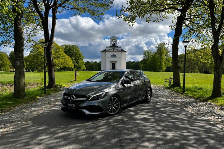 Grå Mercedes A45 fra 2016 set udefra