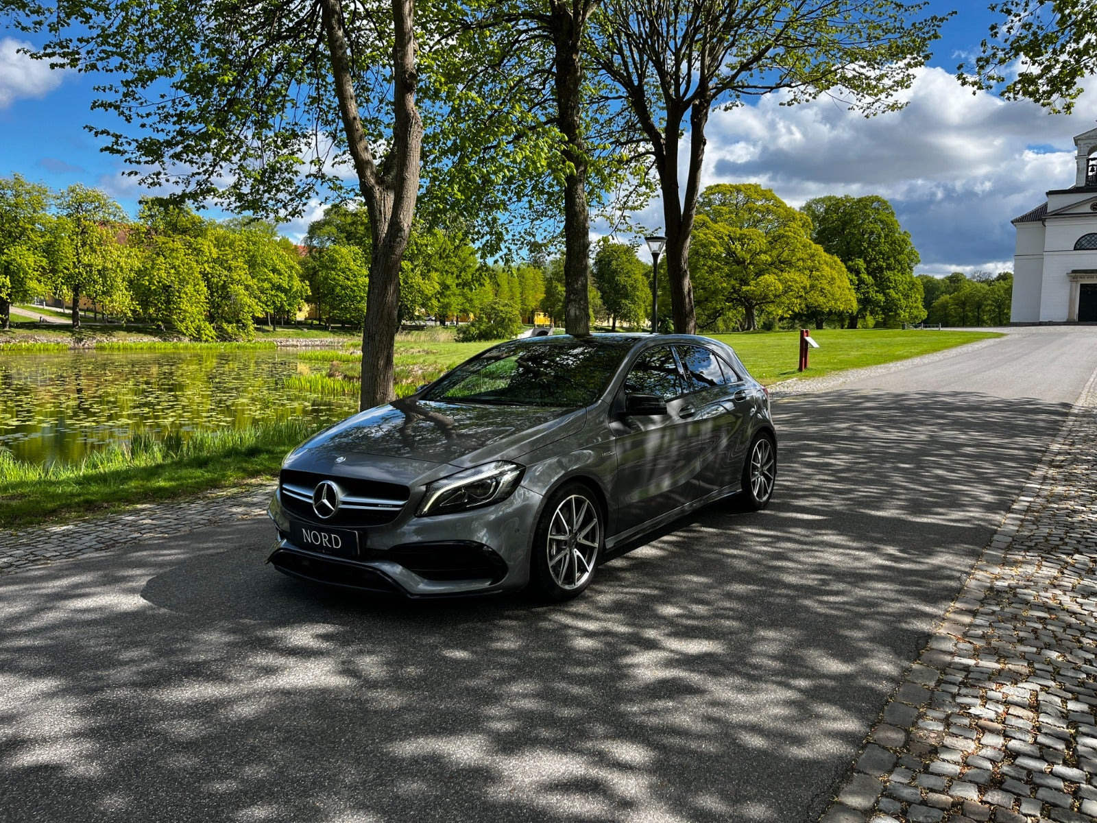 Grå Mercedes A45 fra 2016
