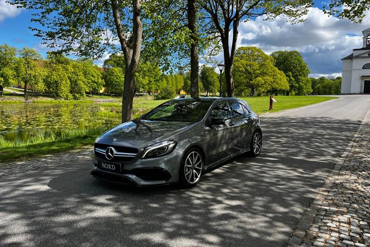 Grå Mercedes A45 fra 2016