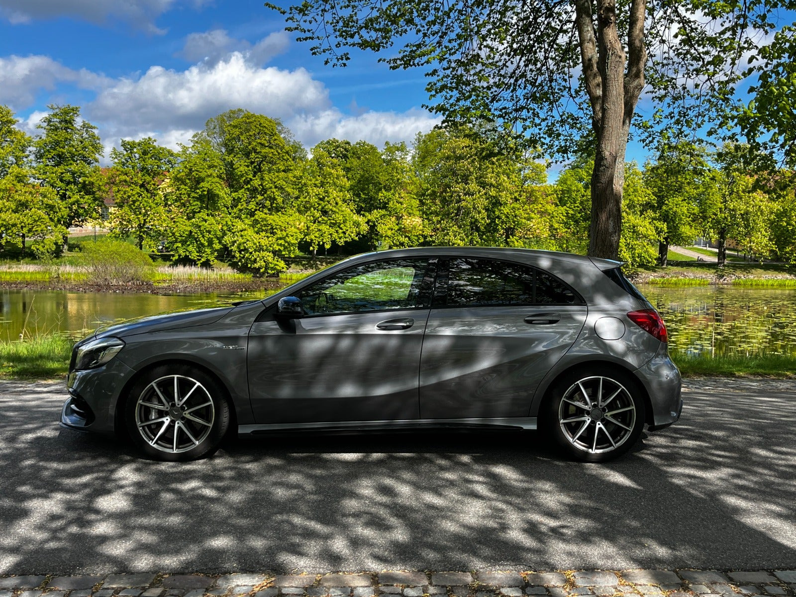 Grå Mercedes A45 fra 2016