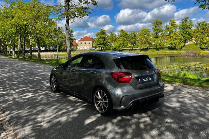 Grå Mercedes A45 fra 2016