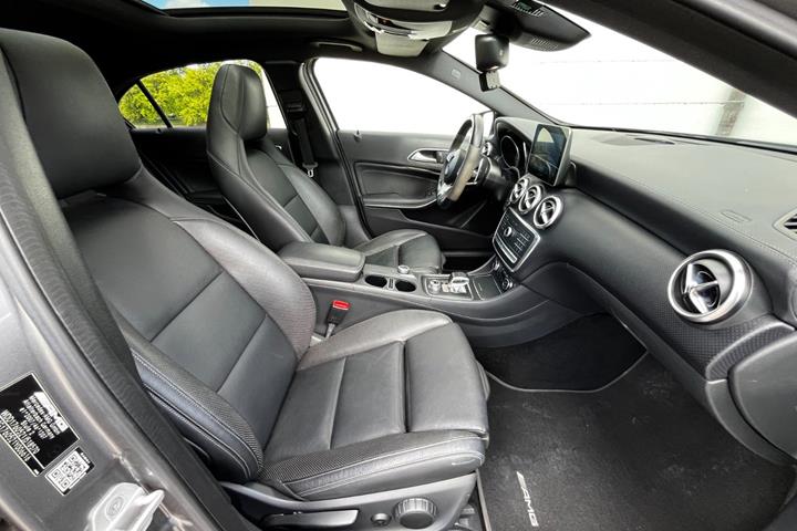 Grå Mercedes A45 fra 2016