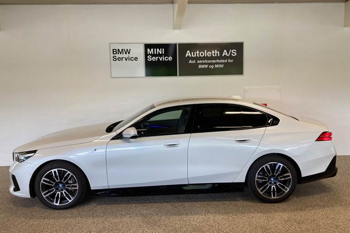 Hvid BMW i5 fra 2024